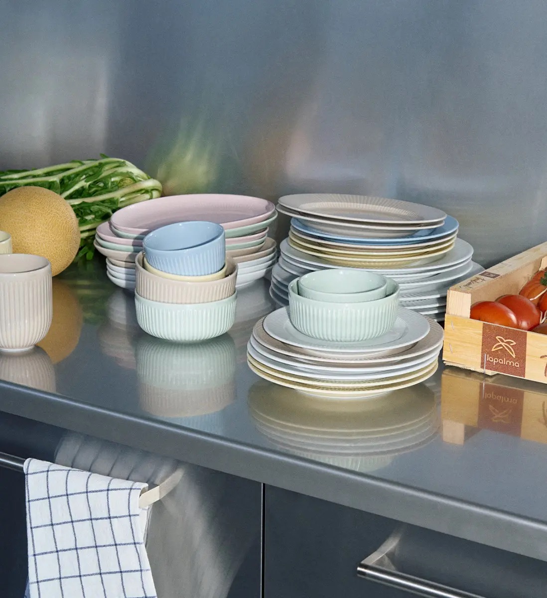 Barevný porcelán Eva Trio Legio Nova Palette na prostřeném stole